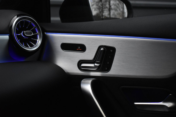 Mercedes-Benz A-Klasse 180 Business Solution AMG | Pano | Sfeerverlichting | Camera | Stoelen Elektr. + Memory | Stoelverwarming | Orig. NL |