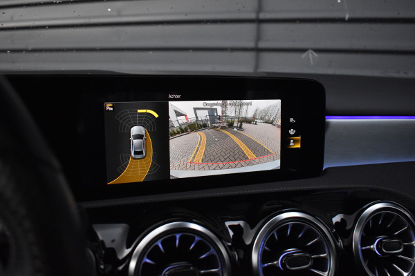 Mercedes-Benz A-Klasse 180 Business Solution AMG | Pano | Sfeerverlichting | Camera | Stoelen Elektr. + Memory | Stoelverwarming | Orig. NL |