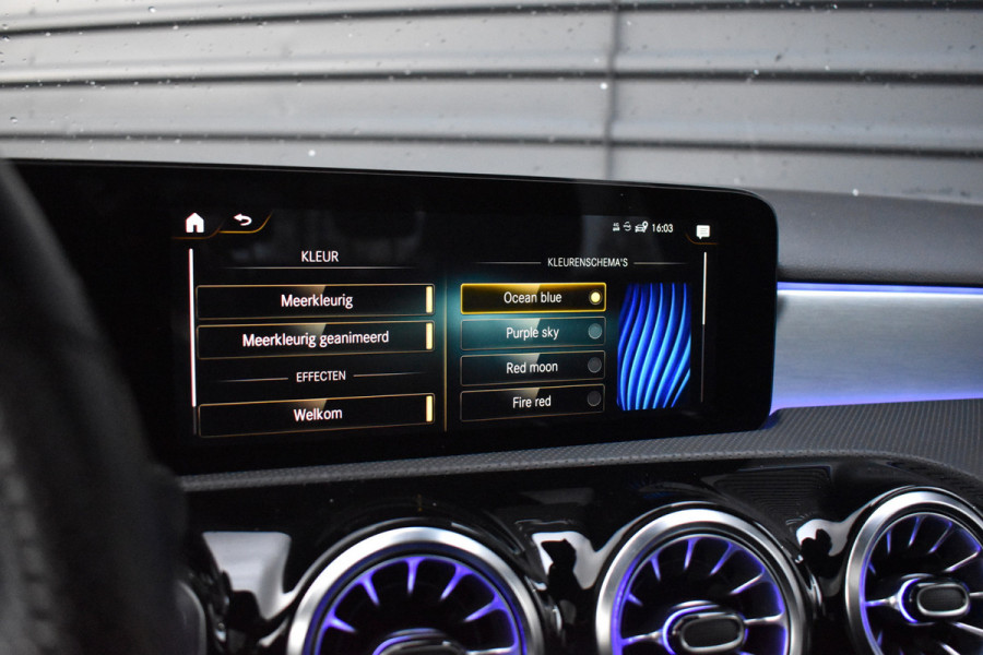 Mercedes-Benz A-Klasse 180 Business Solution AMG | Pano | Sfeerverlichting | Camera | Stoelen Elektr. + Memory | Stoelverwarming | Orig. NL |