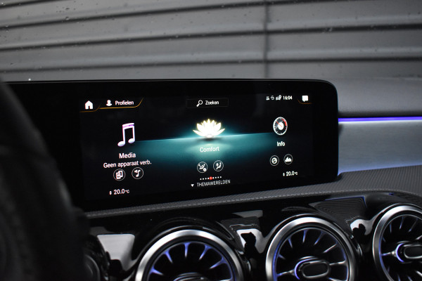 Mercedes-Benz A-Klasse 180 Business Solution AMG | Pano | Sfeerverlichting | Camera | Stoelen Elektr. + Memory | Stoelverwarming | Orig. NL |