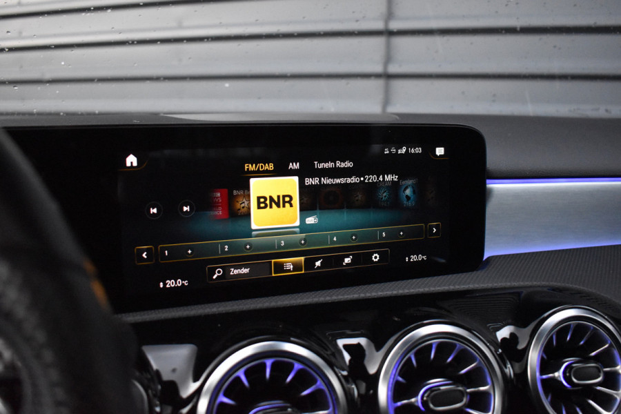 Mercedes-Benz A-Klasse 180 Business Solution AMG | Pano | Sfeerverlichting | Camera | Stoelen Elektr. + Memory | Stoelverwarming | Orig. NL |