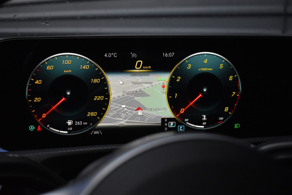 Mercedes-Benz A-Klasse 180 Business Solution AMG | Pano | Sfeerverlichting | Camera | Stoelen Elektr. + Memory | Stoelverwarming | Orig. NL |