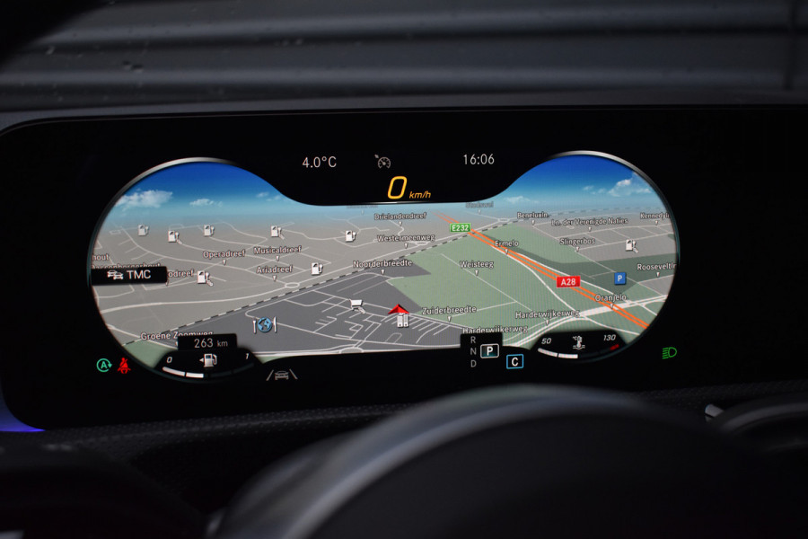 Mercedes-Benz A-Klasse 180 Business Solution AMG | Pano | Sfeerverlichting | Camera | Stoelen Elektr. + Memory | Stoelverwarming | Orig. NL |