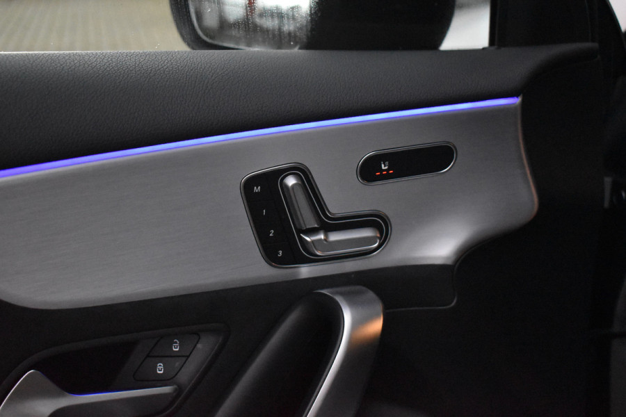 Mercedes-Benz A-Klasse 180 Business Solution AMG | Pano | Sfeerverlichting | Camera | Stoelen Elektr. + Memory | Stoelverwarming | Orig. NL |