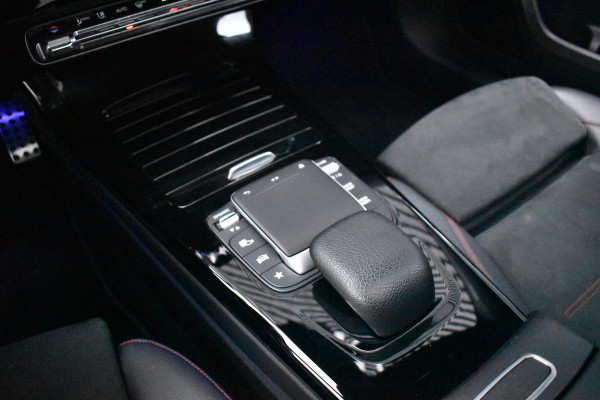 Mercedes-Benz A-Klasse 180 Business Solution AMG | Pano | Sfeerverlichting | Camera | Stoelen Elektr. + Memory | Stoelverwarming | Orig. NL |