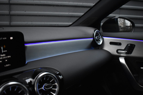 Mercedes-Benz A-Klasse 180 Business Solution AMG | Pano | Sfeerverlichting | Camera | Stoelen Elektr. + Memory | Stoelverwarming | Orig. NL |
