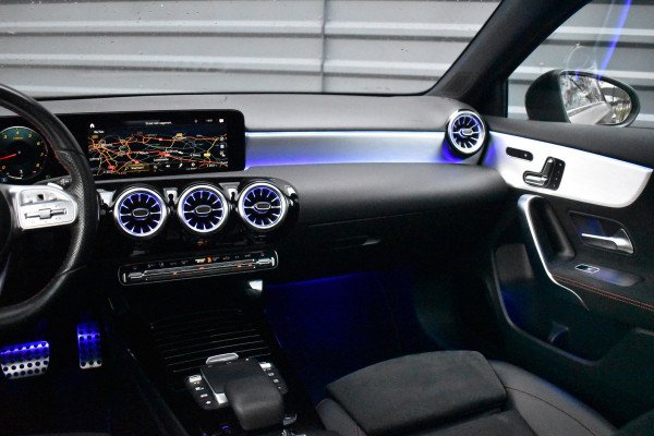 Mercedes-Benz A-Klasse 180 Business Solution AMG | Pano | Sfeerverlichting | Camera | Stoelen Elektr. + Memory | Stoelverwarming | Orig. NL |