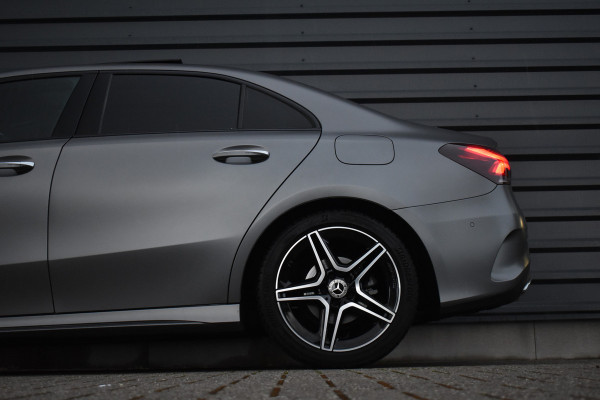 Mercedes-Benz A-Klasse 180 Business Solution AMG | Pano | Sfeerverlichting | Camera | Stoelen Elektr. + Memory | Stoelverwarming | Orig. NL |