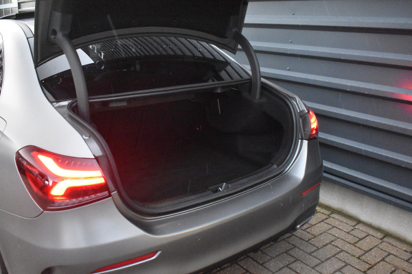 Mercedes-Benz A-Klasse 180 Business Solution AMG | Pano | Sfeerverlichting | Camera | Stoelen Elektr. + Memory | Stoelverwarming | Orig. NL |