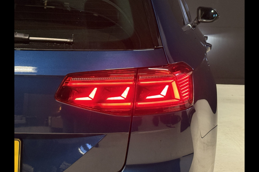 Volkswagen Passat Variant 1.5 TSI 2x R-Line Business + | Panoramadak | Leder | Camera | Afn. trekhaak | Adaptive cruise | Stoelverwarming | Virtual