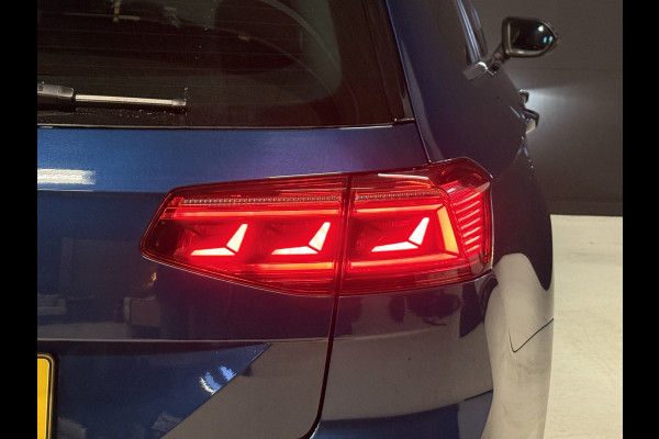 Volkswagen Passat Variant 1.5 TSI 2x R-Line Business + | Panoramadak | Leder | Camera | Afn. trekhaak | Adaptive cruise | Stoelverwarming | Virtual