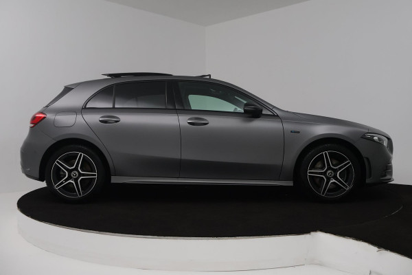Mercedes-Benz A-Klasse 250 e Business Solution AMG Limited (SFEERVERLICHTING, PANORAMADAK, CAMERA, STOELVERWARMING, 1e EIGENAAR)