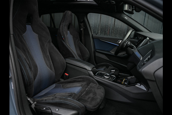 BMW 1-serie M135i xDrive High Executive · M- sport · Panoramadak · Camera · Active cruise · Harman/Kardon · Adaptive Suspension · M Sportbra
