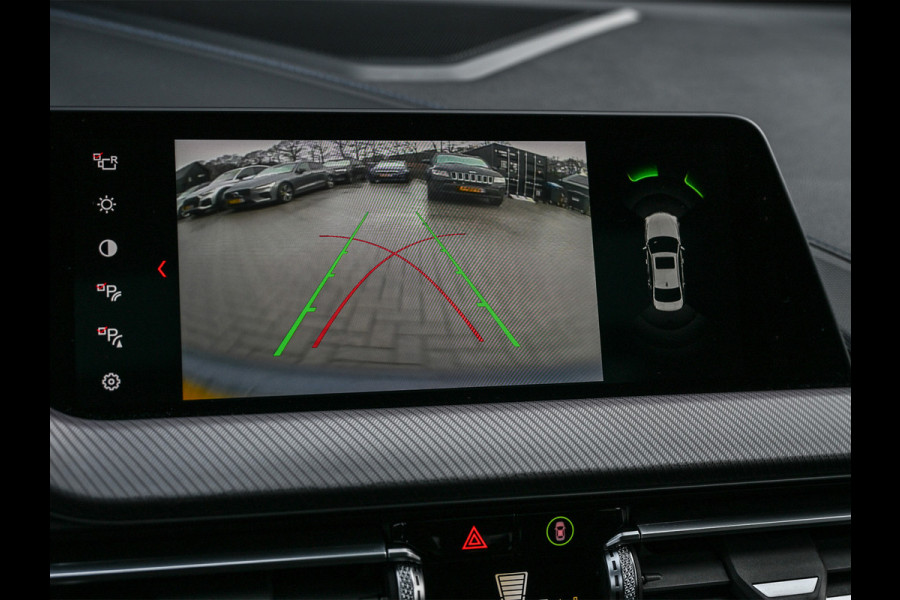 BMW 1-serie M135i xDrive High Executive · M- sport · Panoramadak · Camera · Active cruise · Harman/Kardon · Adaptive Suspension · M Sportbra