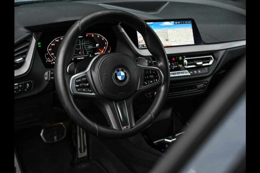BMW 1-serie M135i xDrive High Executive · M- sport · Panoramadak · Camera · Active cruise · Harman/Kardon · Adaptive Suspension · M Sportbra