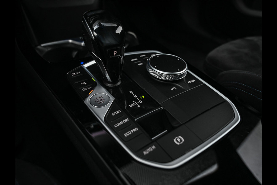 BMW 1-serie M135i xDrive High Executive · M- sport · Panoramadak · Camera · Active cruise · Harman/Kardon · Adaptive Suspension · M Sportbra