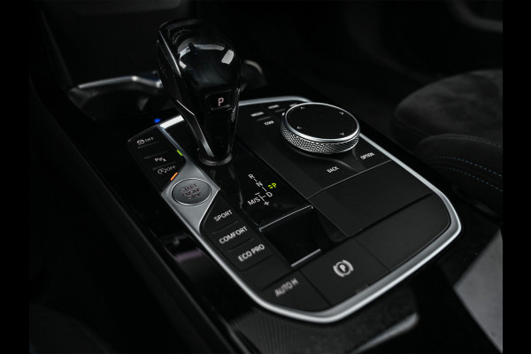 BMW 1-serie M135i xDrive High Executive · M- sport · Panoramadak · Camera · Active cruise · Harman/Kardon · Adaptive Suspension · M Sportbra