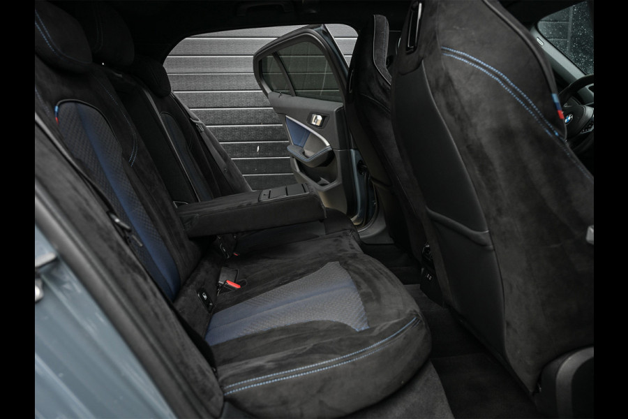 BMW 1-serie M135i xDrive High Executive · M- sport · Panoramadak · Camera · Active cruise · Harman/Kardon · Adaptive Suspension · M Sportbra