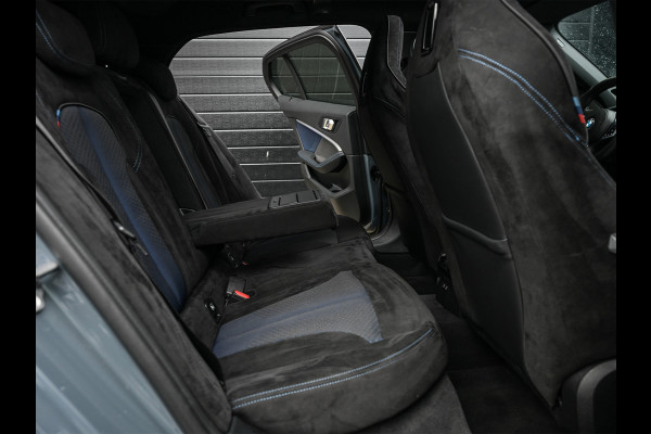 BMW 1-serie M135i xDrive High Executive · M- sport · Panoramadak · Camera · Active cruise · Harman/Kardon · Adaptive Suspension · M Sportbra