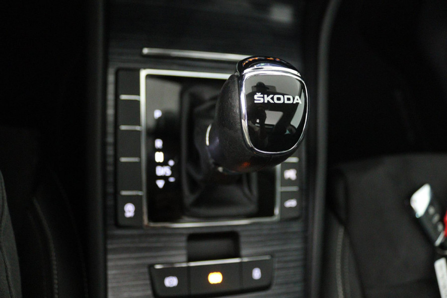 Škoda Superb Combi 1.5 TSI ACT Business Edition Plus (PANORAMADAK, STUUR-/STOELVERWARMING, CAMERA, ADAPTIVE CRUISE)