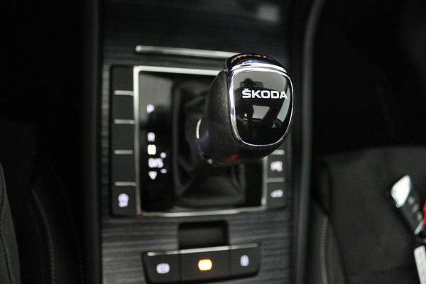 Škoda Superb Combi 1.5 TSI ACT Business Edition Plus (PANORAMADAK, STUUR-/STOELVERWARMING, CAMERA, ADAPTIVE CRUISE)