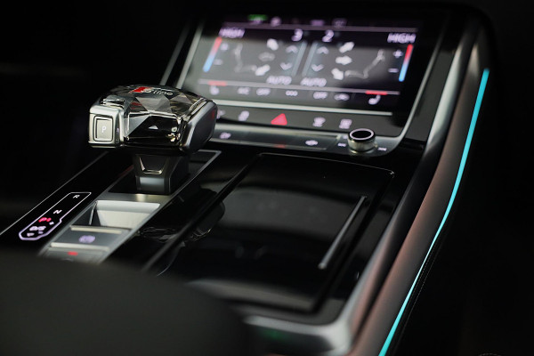 Audi Q8 55 TFSI e Quattro S Line / B & O / Camera / F1 / Cruise Control / Sfeerverlichting / Dig Cockpit / Matrix / Pdc / 23 Inch