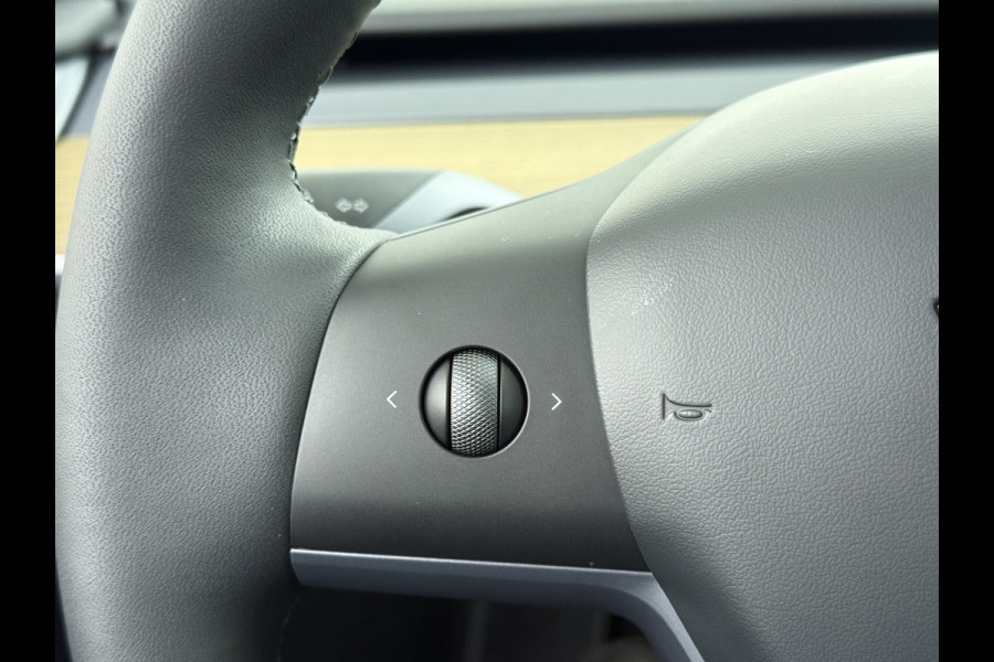 Tesla Model Y LFP-Accu SOH 97% Leder Lmv 20" Warmtepomp Camera's Panormadak Adap.Cruise Navi RWD Ecc Autopilot Stoel+Stuur+Achterbank Verwarming Elek.Achterklep Dodehoek detector Draadloze telefoonlader Origineel Nederlandse Auto