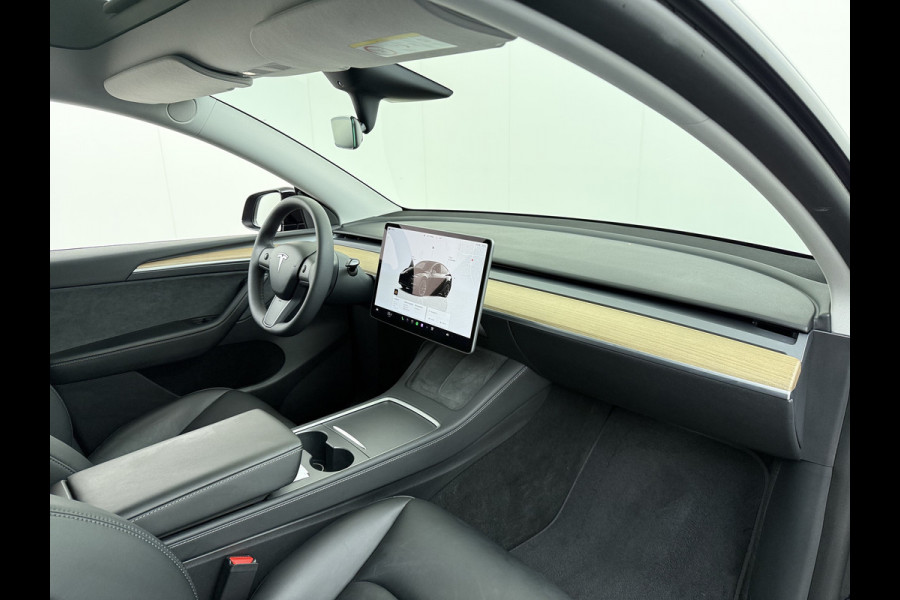Tesla Model Y LFP-Accu SOH 97% Leder Lmv 20" Warmtepomp Camera's Panormadak Adap.Cruise Navi RWD Ecc Autopilot Stoel+Stuur+Achterbank Verwarming Elek.Achterklep Dodehoek detector Draadloze telefoonlader Origineel Nederlandse Auto