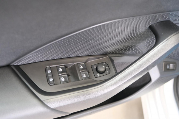 Škoda Octavia Combi 1.5 TSI First Edition - N.A.P. Airco, Cruise, PDC, Navi, Trekhaak.