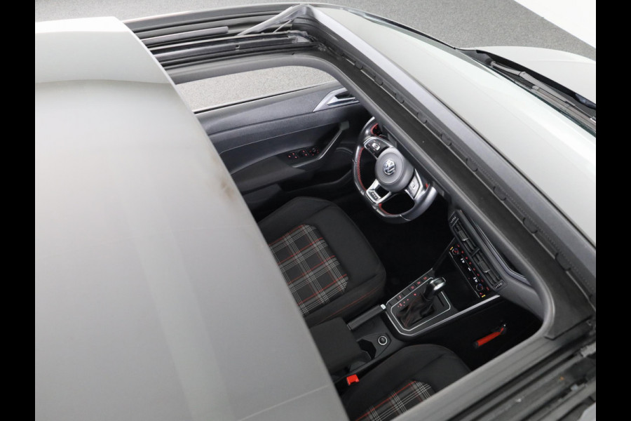 Volkswagen Polo 2.0 TSI GTI 200PK | Automaat (DSG) | Panoramadak | Camera | Beats audio | Keyless entry | Digitaal dashboard | 18 Inch | Led
