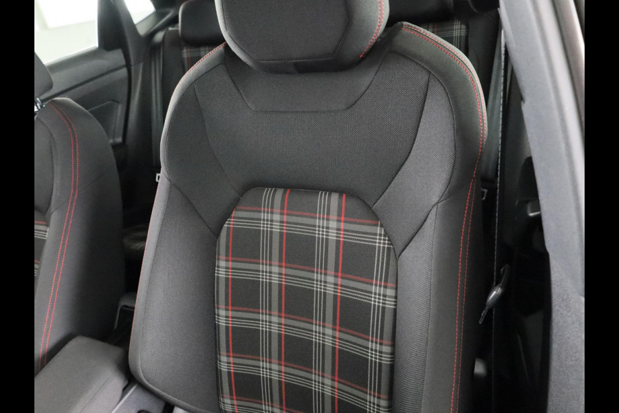 Volkswagen Polo 2.0 TSI GTI 200PK | Automaat (DSG) | Panoramadak | Camera | Beats audio | Keyless entry | Digitaal dashboard | 18 Inch | Led