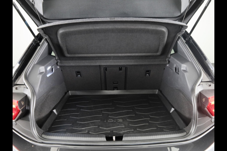 Volkswagen ID.3 First Max 58 kWh 204 pk | Navigatie | Panoramadak | Trekhaak (afneembaar) | Parkeersensoren | Achteruitrijcamera | Stoelverwarming |