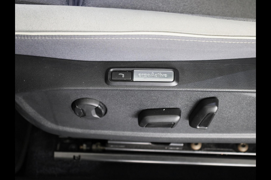 Volkswagen ID.3 First Max 58 kWh 204 pk | Navigatie | Panoramadak | Trekhaak (afneembaar) | Parkeersensoren | Achteruitrijcamera | Stoelverwarming |