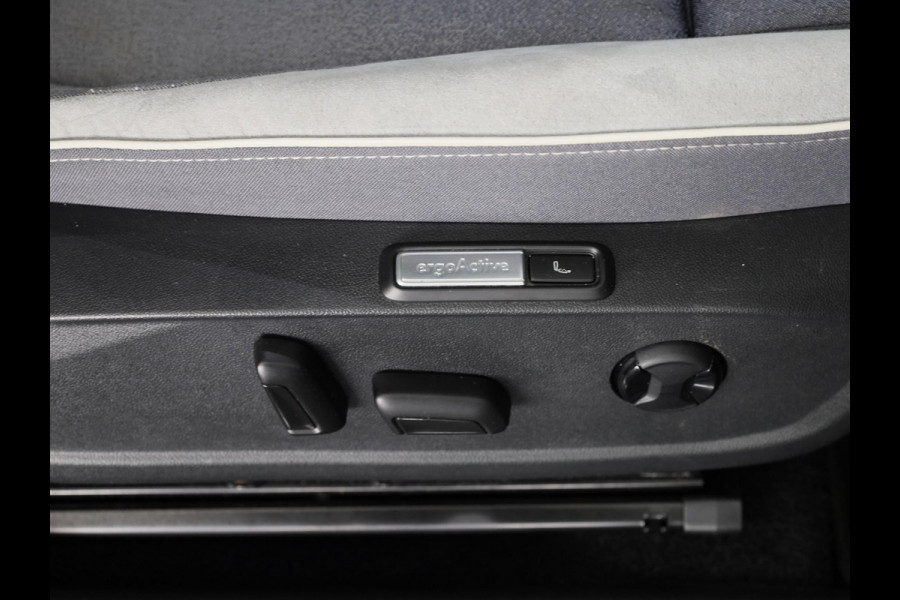 Volkswagen ID.3 First Max 58 kWh 204 pk | Navigatie | Panoramadak | Trekhaak (afneembaar) | Parkeersensoren | Achteruitrijcamera | Stoelverwarming |