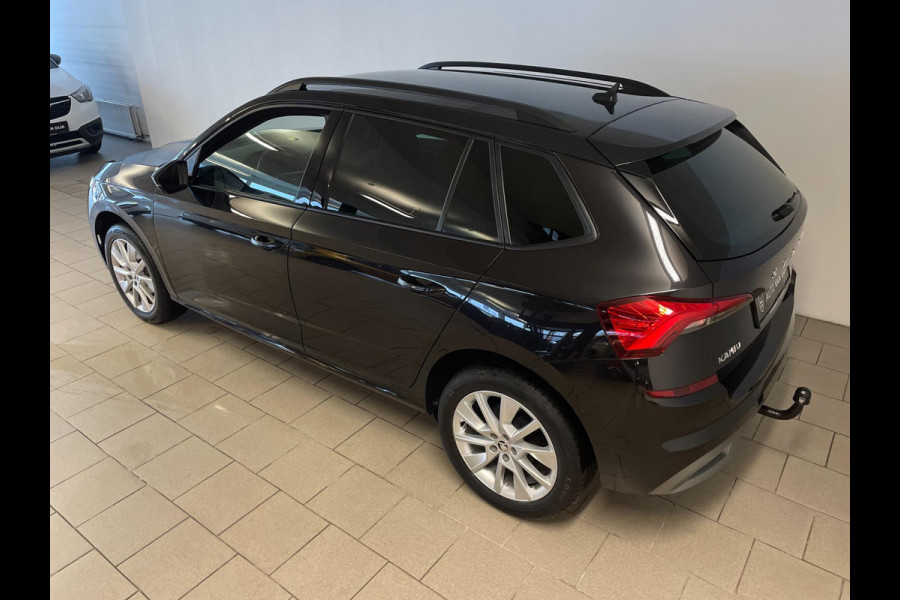 Škoda Kamiq 1.0 TSI Sport Business 110PK AIRCO CLIMA NAVI VIA APP CRUISE APPLE CARPLAY SPORTSTOELEN PDC TREKHAAK NIEUWSTAAT