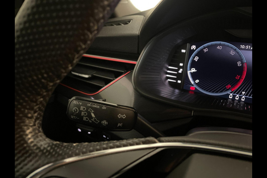Škoda Kamiq 1.0 TSI Sport Business 110PK AIRCO CLIMA NAVI VIA APP CRUISE APPLE CARPLAY SPORTSTOELEN PDC TREKHAAK NIEUWSTAAT