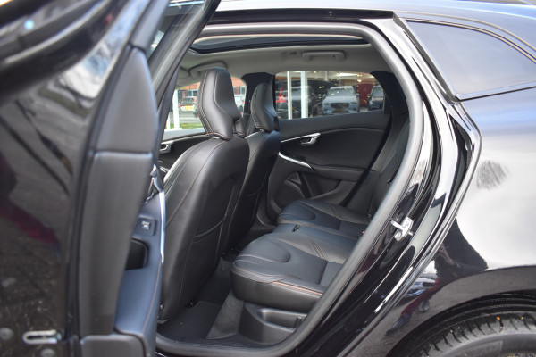 Volvo V40 Cross Country T3 153PK Polar+ Luxury | Panodak | H&K | Stoelverwarming | Leder | Camera