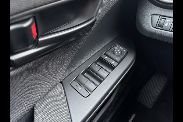 Toyota C-HR 2.0 Plug-in Hybrid 223pk Dynamic Bi-Tone | 18 inch, Stoel + Stuurverwarming, Groot scherm, Parkeersensoren, Dodehoekherkenning