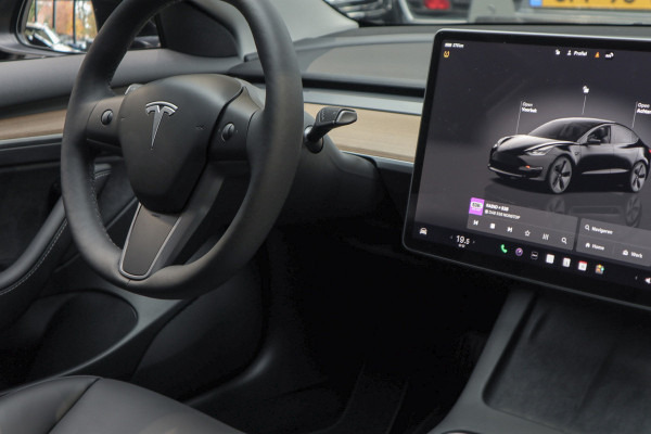 Tesla Model 3 RWD Nieuw Autopilot ACC Stuurverwarm. PDC Leer Navi Panoramadak 360° Elektr. achterklep Stoelverwarming voor & achter Climate voor & achter LM velgen BTW auto! Nieuw!