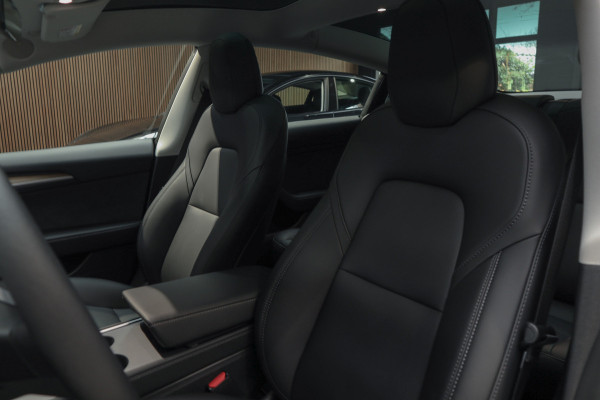 Tesla Model 3 RWD Nieuw Autopilot ACC Stuurverwarm. PDC Leer Navi Panoramadak 360° Elektr. achterklep Stoelverwarming voor & achter Climate voor & achter LM velgen BTW auto! Nieuw!