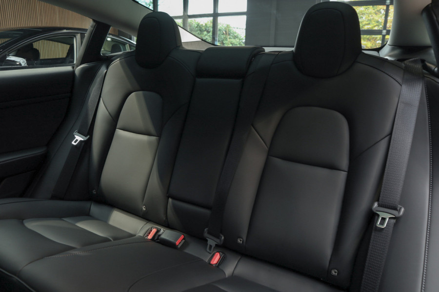 Tesla Model 3 RWD Nieuw Autopilot ACC Stuurverwarm. PDC Leer Navi Panoramadak 360° Elektr. achterklep Stoelverwarming voor & achter Climate voor & achter LM velgen BTW auto! Nieuw!