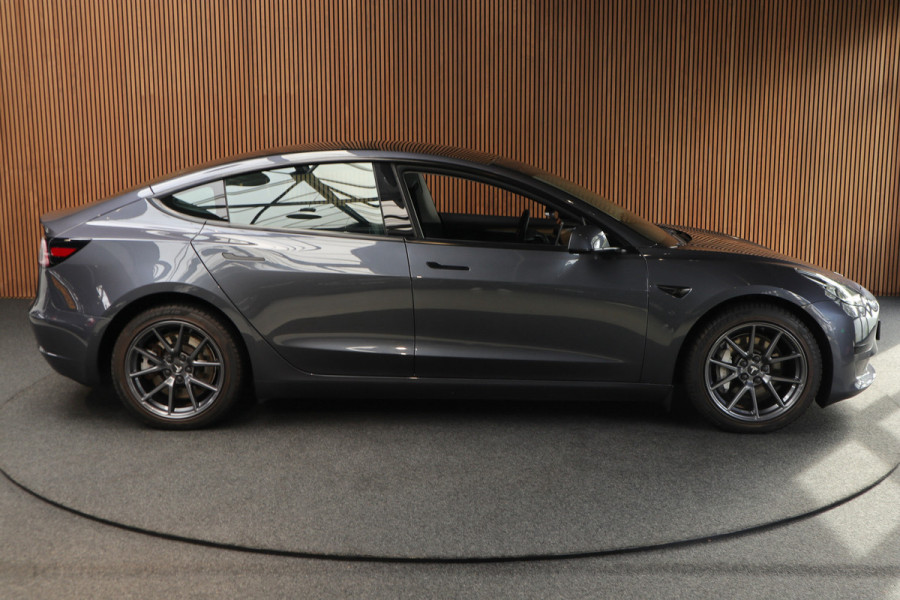 Tesla Model 3 Standard Plus ACC Autopilot Stuurverwarm. PDC Leer Navi Panoramadak 360° Elektr. achterklep Stoelverwarming voor & achter Climate voor & achter LM velgen BTW auto!