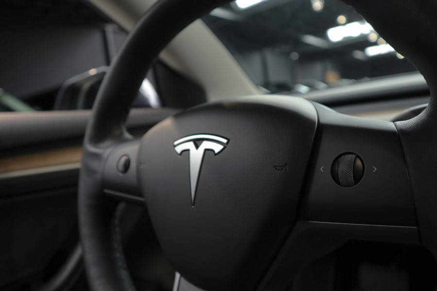 Tesla Model 3 Standard Plus ACC Autopilot Stuurverwarm. PDC Leer Navi Panoramadak 360° Elektr. achterklep Stoelverwarming voor & achter Climate voor & achter LM velgen BTW auto!