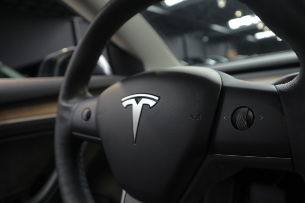 Tesla Model 3 Standard Plus ACC Autopilot Stuurverwarm. PDC Leer Navi Panoramadak 360° Elektr. achterklep Stoelverwarming voor & achter Climate voor & achter LM velgen BTW auto!