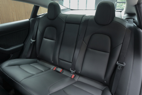 Tesla Model 3 Standard Plus ACC Autopilot Stuurverwarm. PDC Leer Navi Panoramadak 360° Elektr. achterklep Stoelverwarming voor & achter Climate voor & achter LM velgen BTW auto!