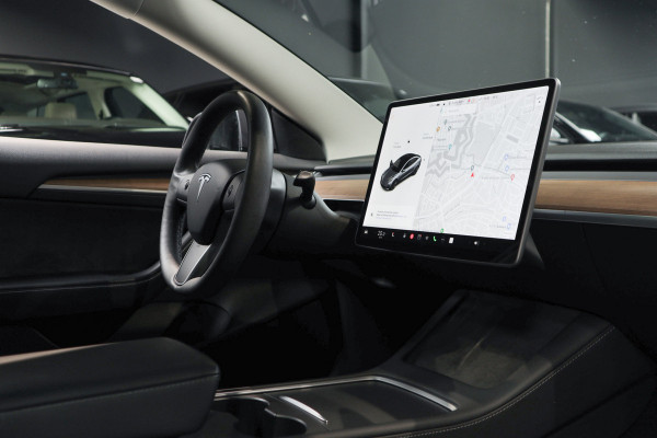 Tesla Model 3 Standard Plus ACC Autopilot Stuurverwarm. PDC Leer Navi Panoramadak 360° Elektr. achterklep Stoelverwarming voor & achter Climate voor & achter LM velgen BTW auto!