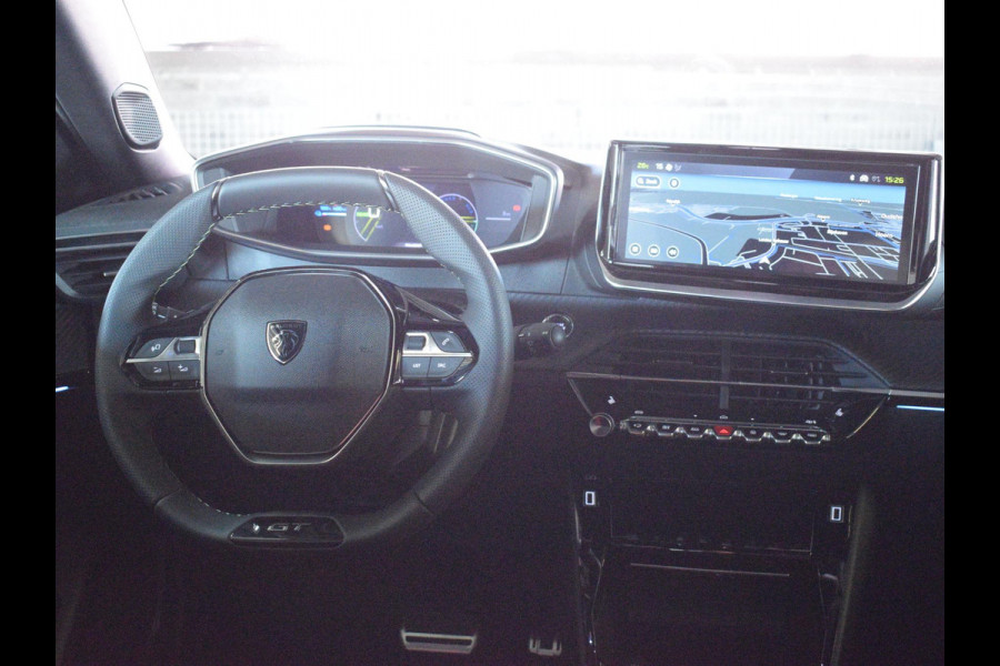 Peugeot e-2008 EV GT Avantage 54 kWh SOH 98,5% | ACHTERUITRIJCAMERA MET SENSOREN | NAVIGATIE & CARPLAY | E.C.C. | VERWARMBARE STOELEN |