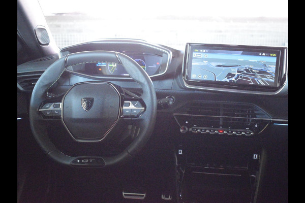 Peugeot e-2008 EV GT Avantage 54 kWh SOH 98,5% | ACHTERUITRIJCAMERA MET SENSOREN | NAVIGATIE & CARPLAY | E.C.C. | VERWARMBARE STOELEN |