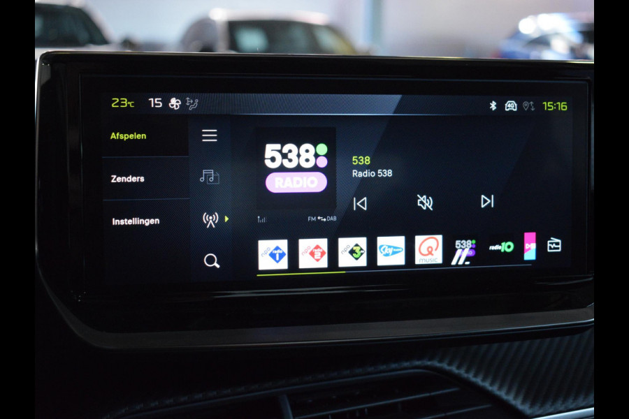 Peugeot e-2008 EV GT Avantage 54 kWh SOH 98,5% | ACHTERUITRIJCAMERA MET SENSOREN | NAVIGATIE & CARPLAY | E.C.C. | VERWARMBARE STOELEN |