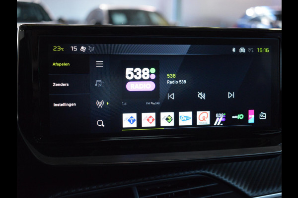 Peugeot e-2008 EV GT Avantage 54 kWh SOH 98,5% | ACHTERUITRIJCAMERA MET SENSOREN | NAVIGATIE & CARPLAY | E.C.C. | VERWARMBARE STOELEN |